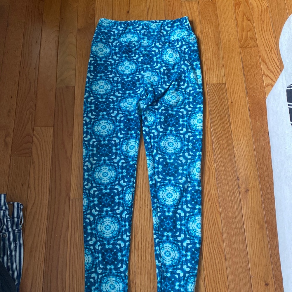 These are Lula Roe leggings and they are barely worn they are a size small